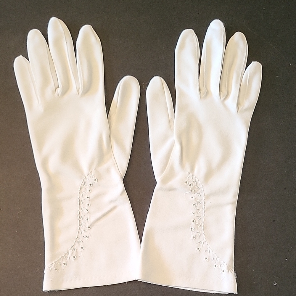 Elegant White Vintage Cotton Gloves with Delicate Embroidery, 6.5-7.5